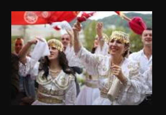 Albanka se udala za Srbina, nerazdvojni su, nije bilo tako u početku: Plakala, sad se smeje i psuje