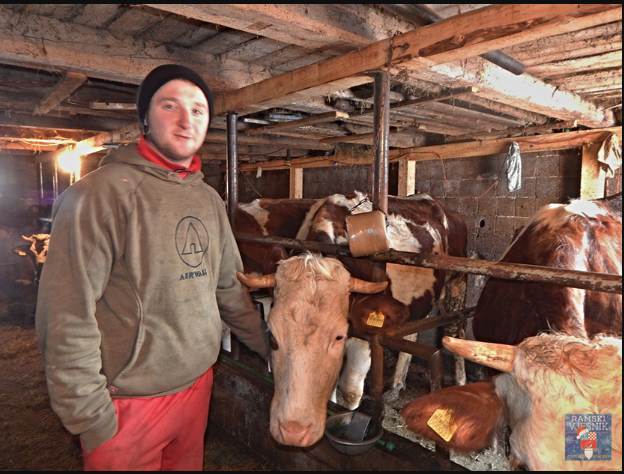 Ima 23 godine, devojku i svoju farmu krava: Ne stidi se što radi na selu i ima jaku poruku za sve koji hoće na Zapad