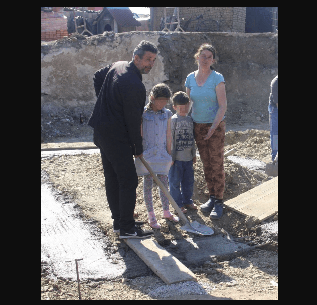 Albanka i Srbin podigli porodicu “na liniji razdvajanja”: Skupljaju novac da krste decu, a slave Svetog Nikolu